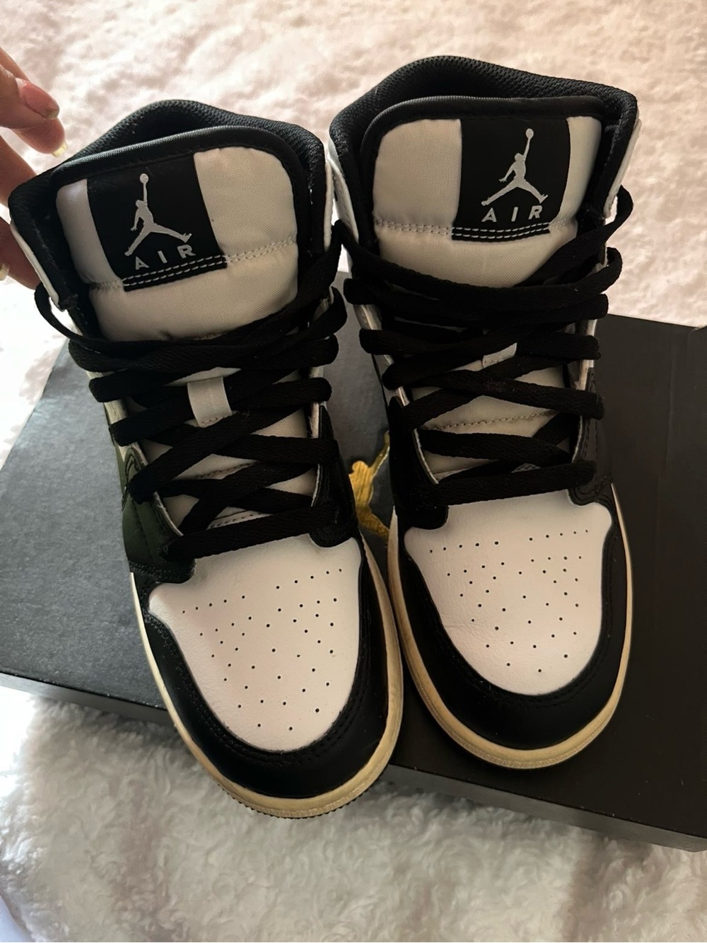 AirJordan  Black and White High-Top Sneakers youth